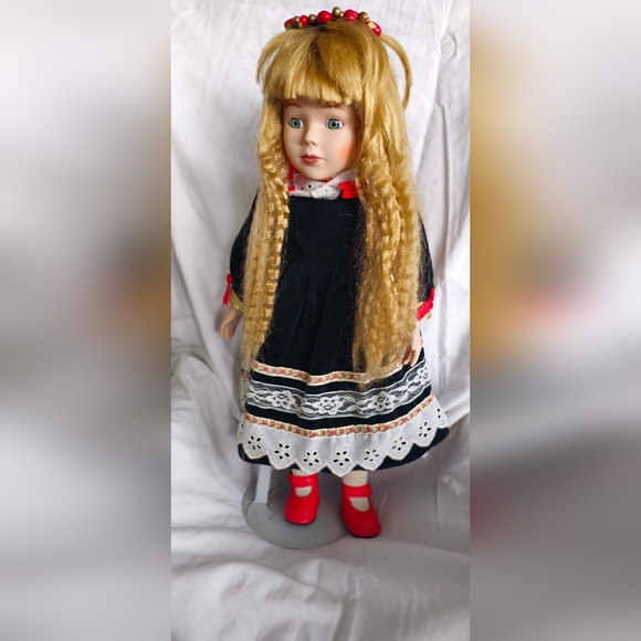 Victorian style porcelain 16" collectible doll - Picture 5 of 10